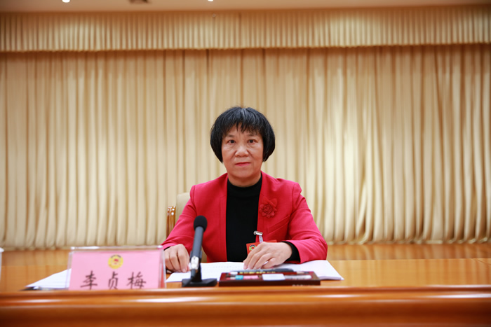 2.市政協(xié)副主席李貞梅主持會議.JPG