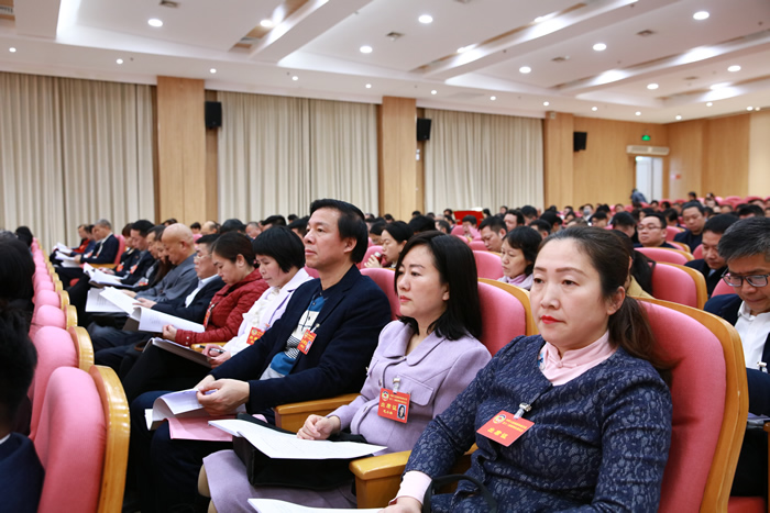 15.出席會議的委員認真聽會.JPG